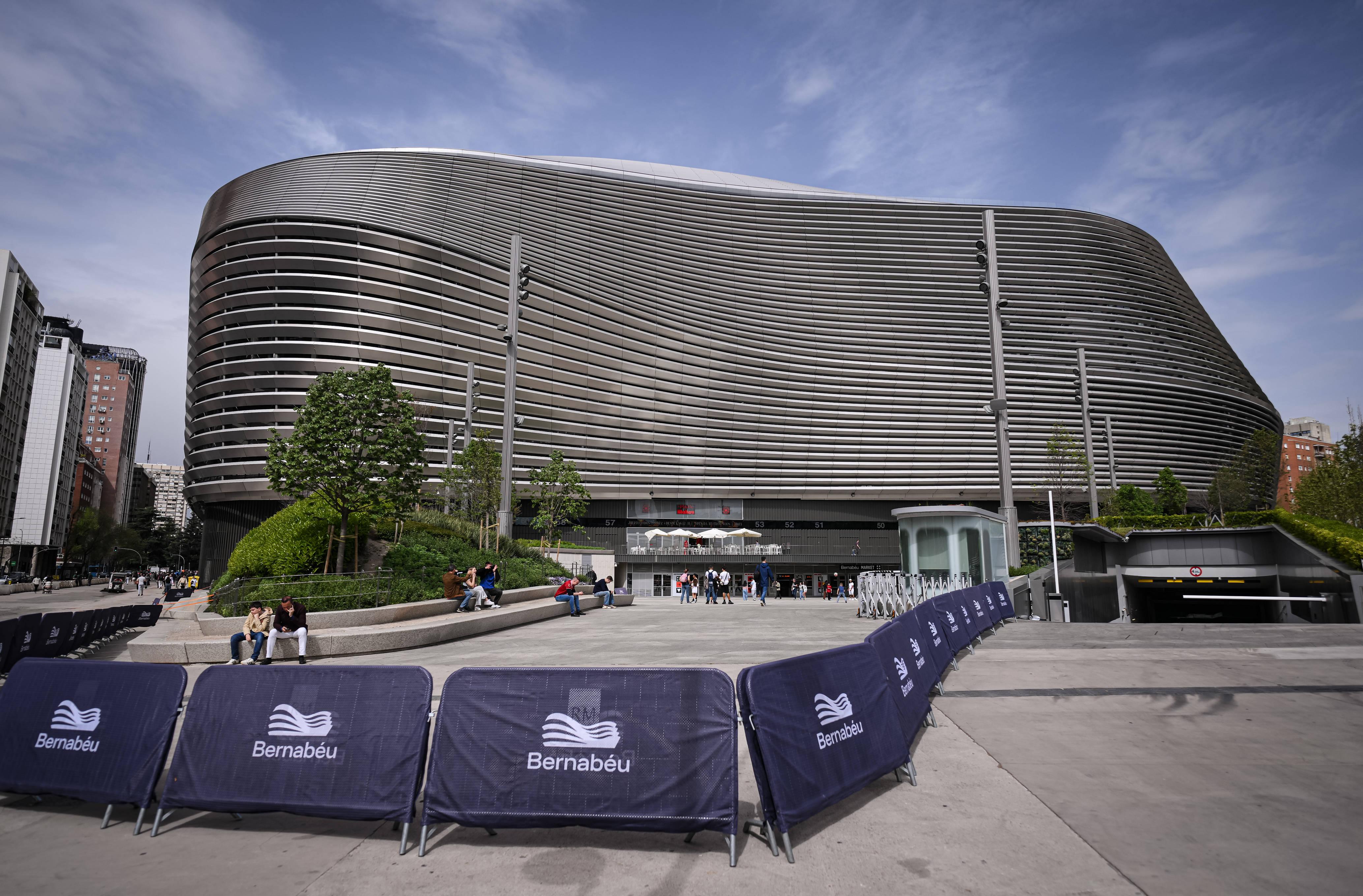 Bernabéu, Real Madrid: com capacidade para 85 mil pessoas, a Sportsrender destaca-o como «o pináculo da arquitetura desportiva». Tem um telhado retrátil, campo deslizante e deve receber a final do Mundial 2030 (IMAGO)