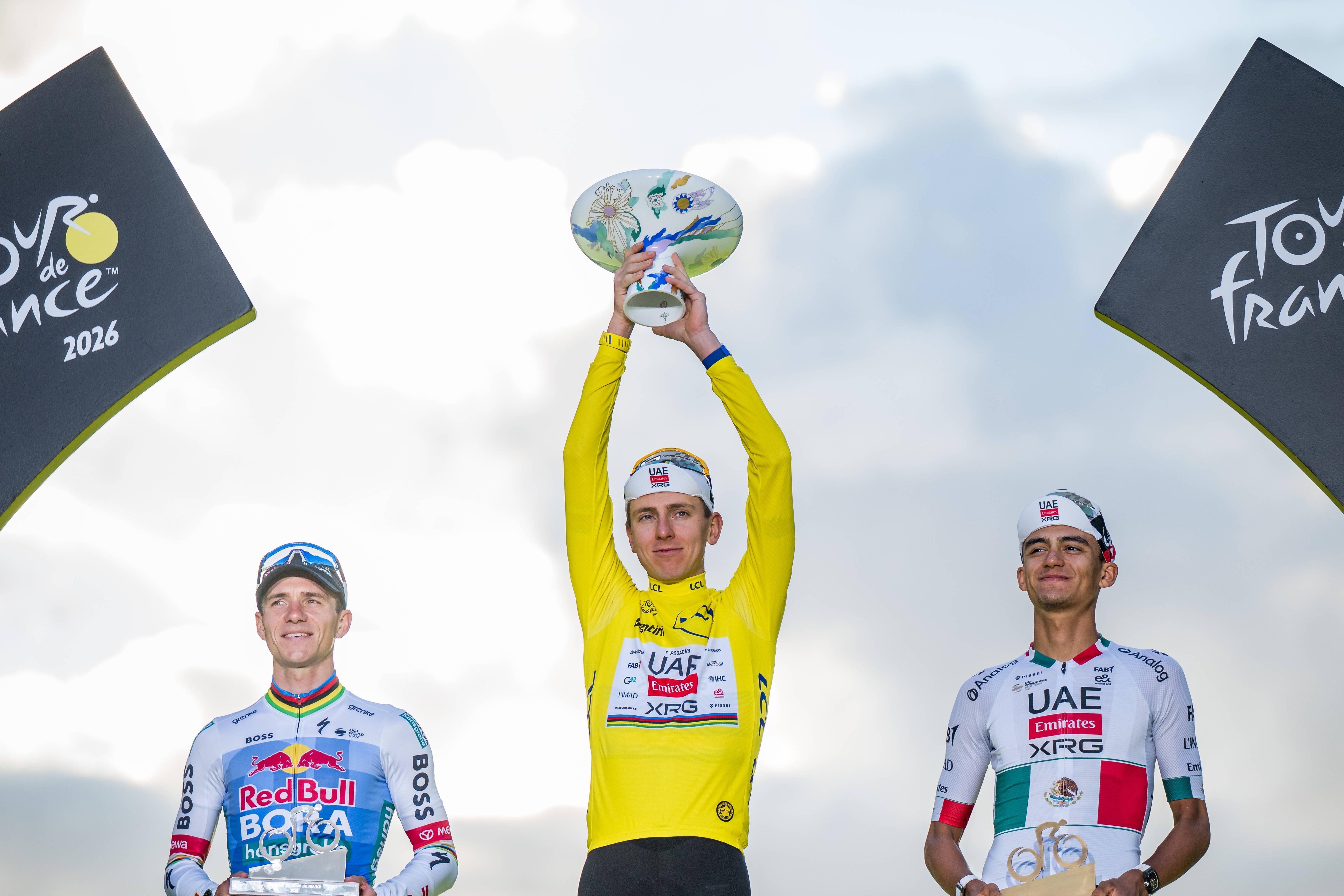 Evenepoel, Pogacar e Isac del Toro, o pódio da classificação geral do Tour 2026. IMAGO