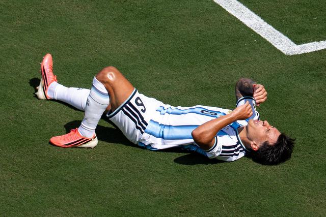 Lisandro Martínez no relvado