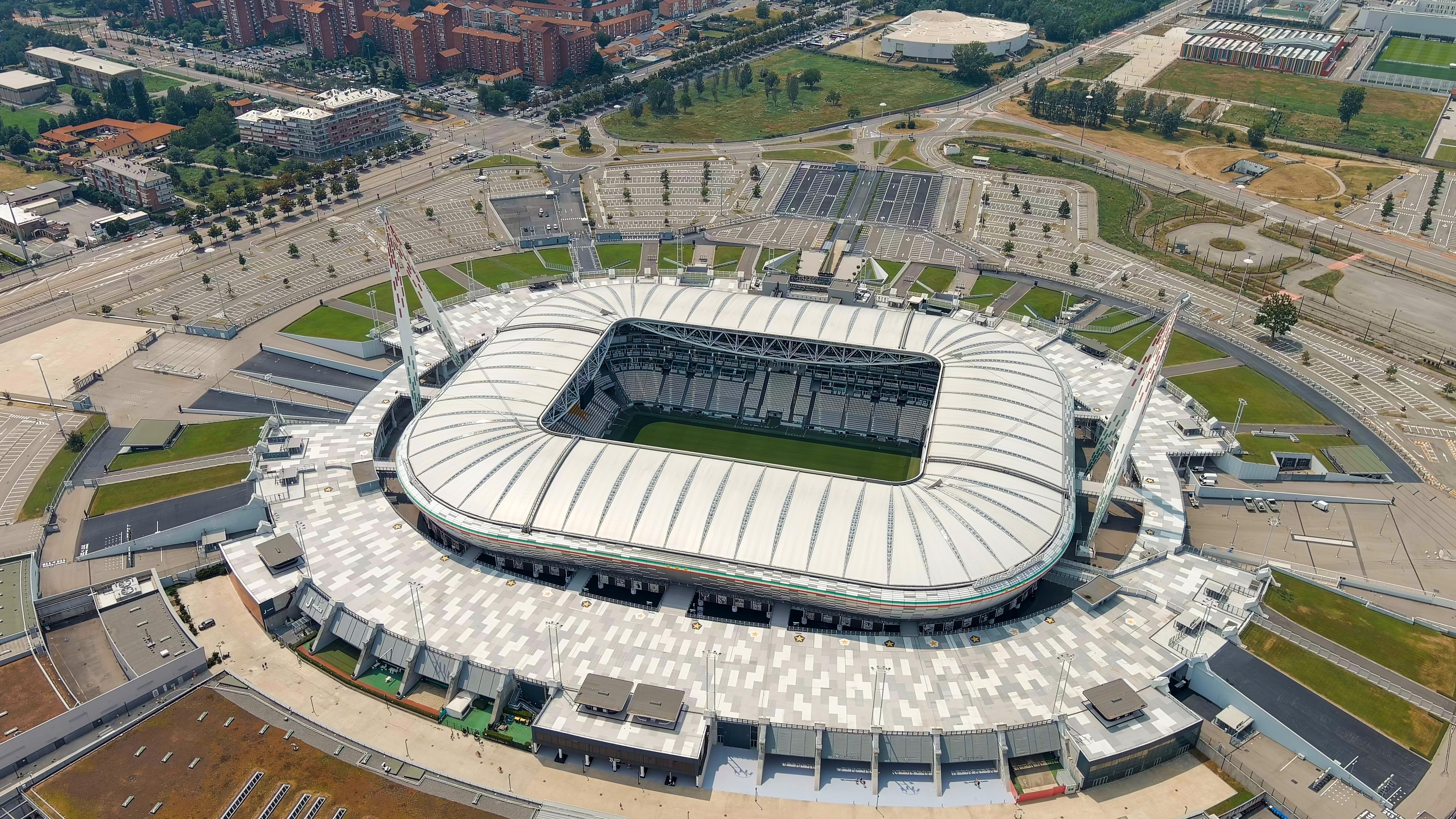 Estádio Allianz, Juventus: pequeno para o tamanho do clube (41.507 lugares), o telhado é suspenso por duas torres pintadas com as cores de Itália e com 86 metros de altura (IMAGO)