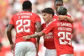 Gonçalo Moreira entre Jhon Durán e Prestianni no jogo com o Belenenses — Foto: Miguel Nunes