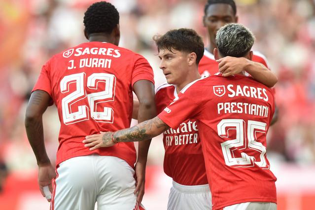 Gonçalo Moreira entre Jhon Durán e Prestianni no jogo com o Belenenses — Foto: Miguel Nunes