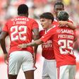 Gonçalo Moreira entre Jhon Durán e Prestianni no jogo com o Belenenses — Foto: Miguel Nunes