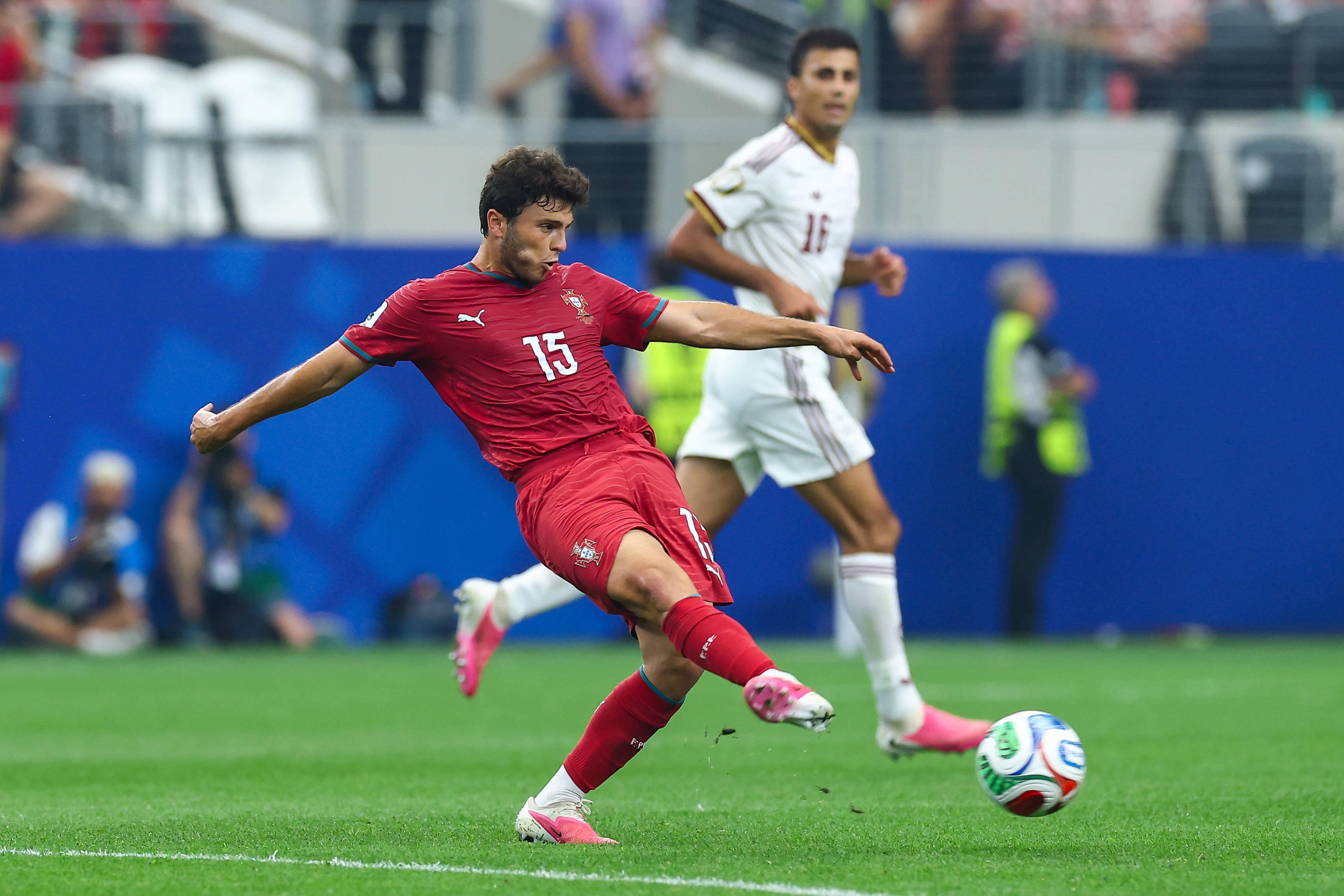 10. João Neves (Portugal/PSG) - 140 milhões de euros. Sem alteração