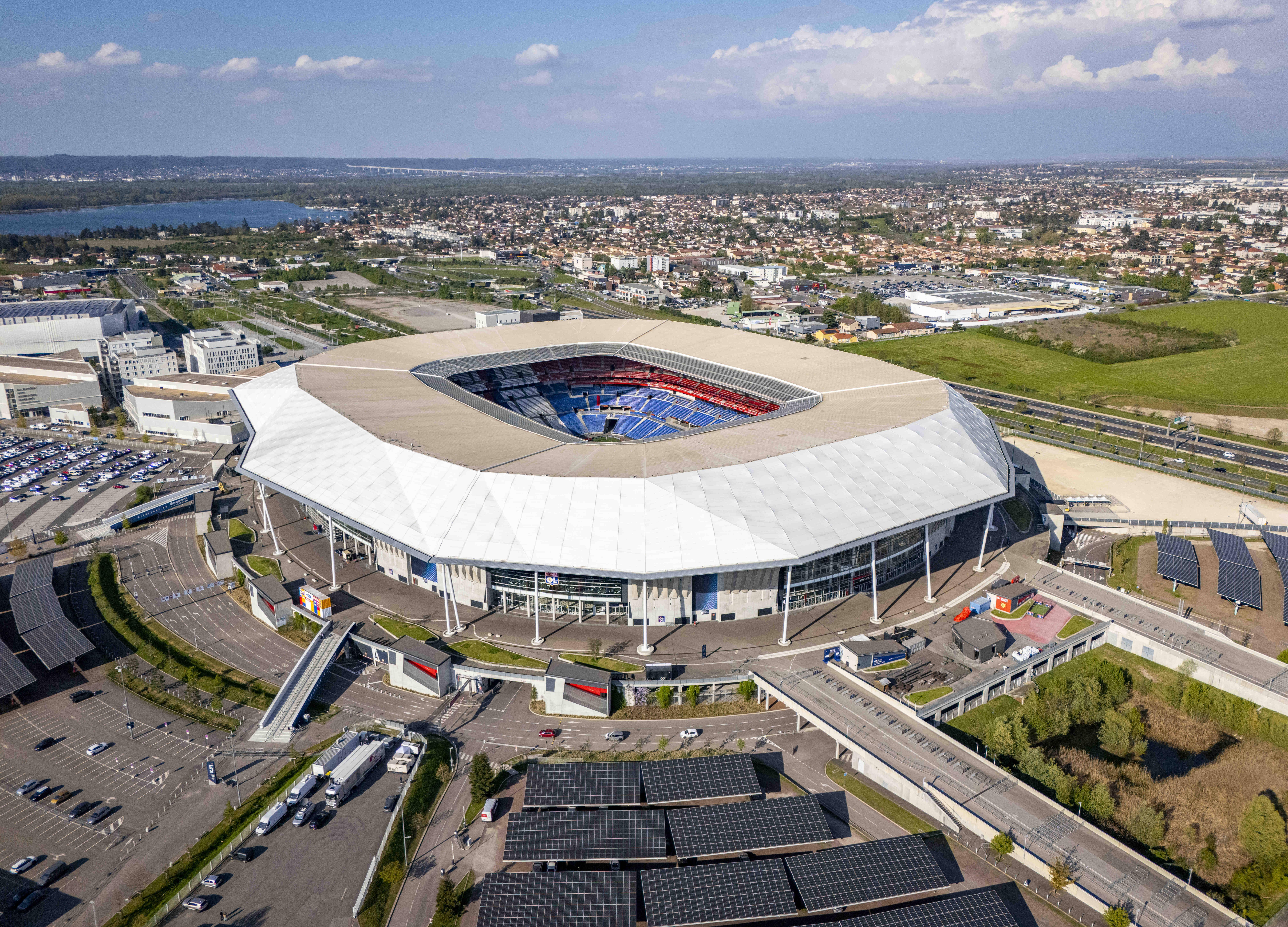 Estádio Groupama, Lyon: casa da equipa de Paulo Fonseca, a cobertura estende-se para lá da bancada, criando uma atmosfera mais apaixonante para os fãs com uma estrutura única em estádios (IMAGO)