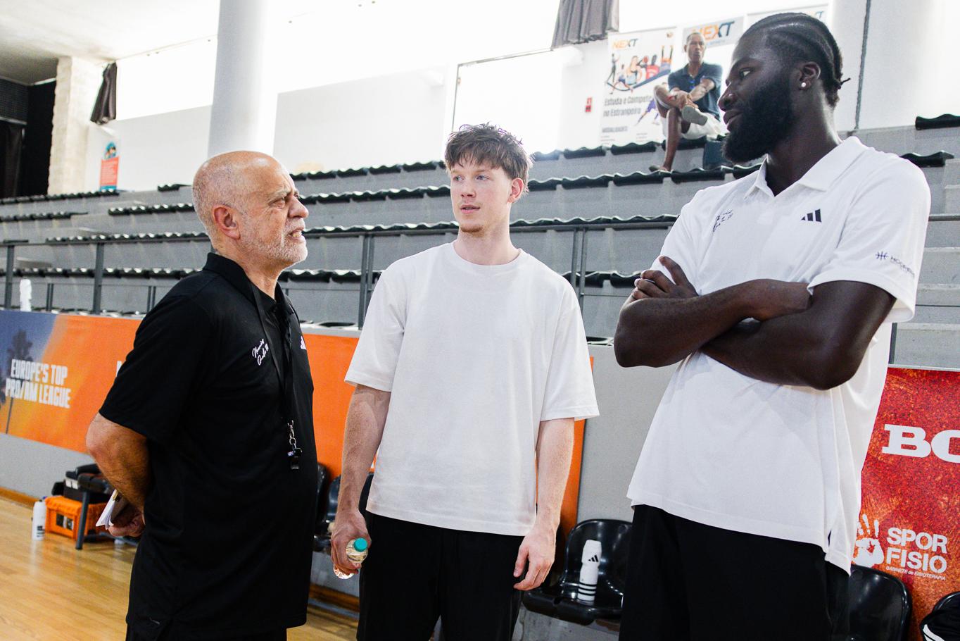 Carlos Barroca, Max Shulga e Neemias Queta em Carcavelos     Fotografia Briana Robinson @eyeofbri