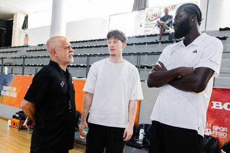 Carlos Barroca, Max Shulga e Neemias Queta em Carcavelos     Fotografia Briana Robinson @eyeofbri