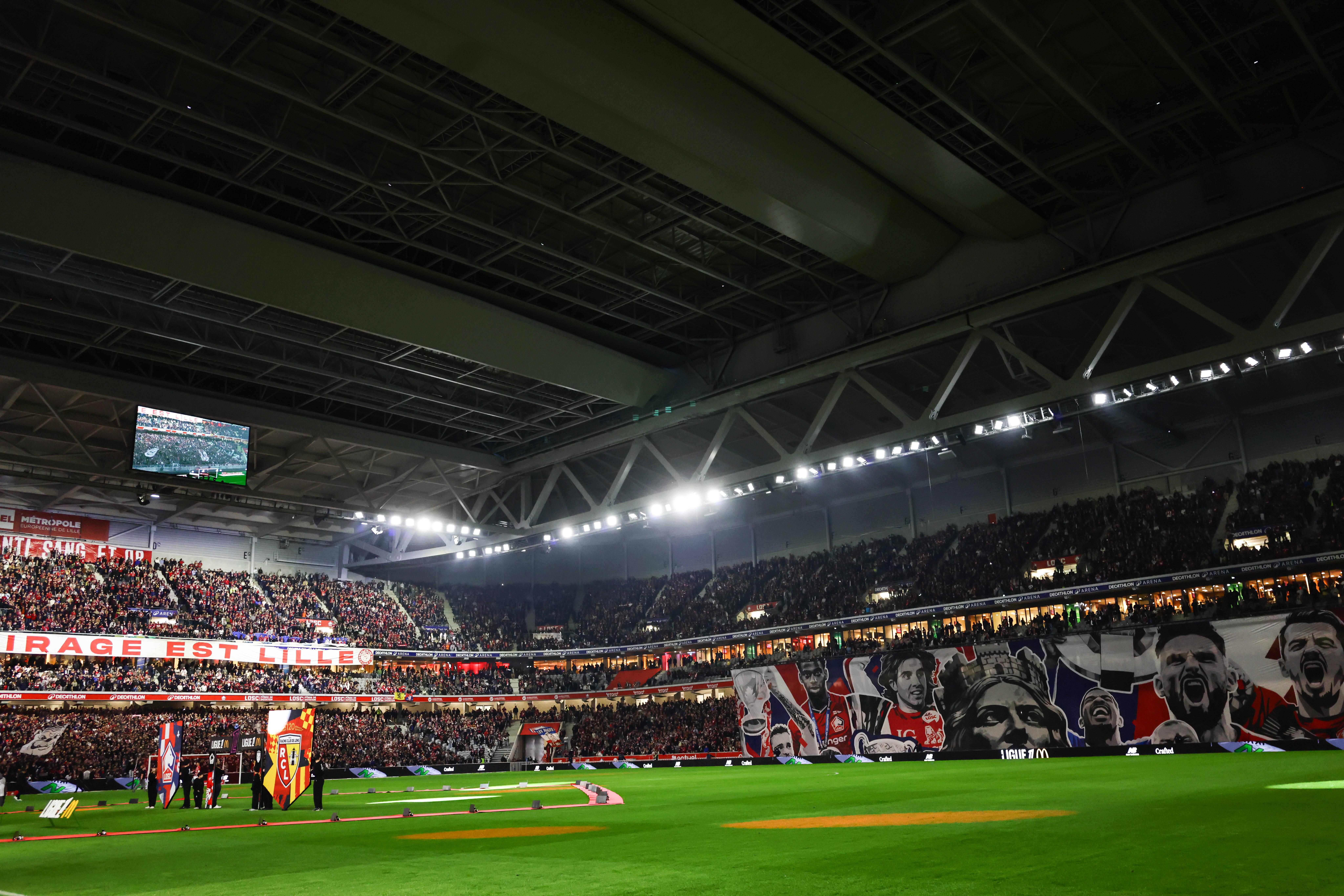 Estádio Pierre-Mauroy, Lille: o telhado retrátil pode fechar-se em 15 minutos, o que se destaca é o relvado: metade dele pode mexer-se para baixo da outra metade, de modo a protegê-lo noutros eventos (IMAGO)