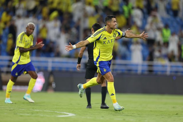 Ronaldo e Talisca em destaque na goleada (e primeiro triunfo) do Al Nassr na liga