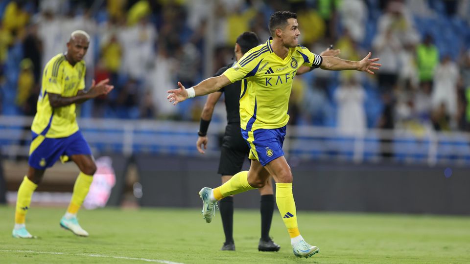 Ronaldo e Talisca em destaque na goleada (e primeiro triunfo) do Al Nassr na liga