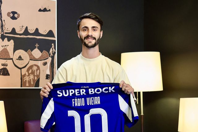 Fábio Vieira chegou ao Porto e já vestiu camisola com número mítico