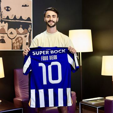 Fábio Vieira chegou ao Porto e já vestiu camisola com número mítico