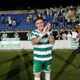 Danny Grant, do Shamrock Rovers, festeja junto dos adeptos irlandeses a vitória, por 2-1, obtida nos Açores frente ao Santa Clara, jogo da 1.ª mão do play-off da Liga Conferência.