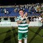 Danny Grant, do Shamrock Rovers, festeja junto dos adeptos irlandeses a vitória, por 2-1, obtida nos Açores frente ao Santa Clara, jogo da 1.ª mão do play-off da Liga Conferência.