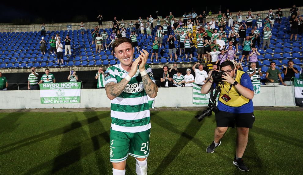 Danny Grant, do Shamrock Rovers, festeja junto dos adeptos irlandeses a vitória, por 2-1, obtida nos Açores frente ao Santa Clara, jogo da 1.ª mão do play-off da Liga Conferência.