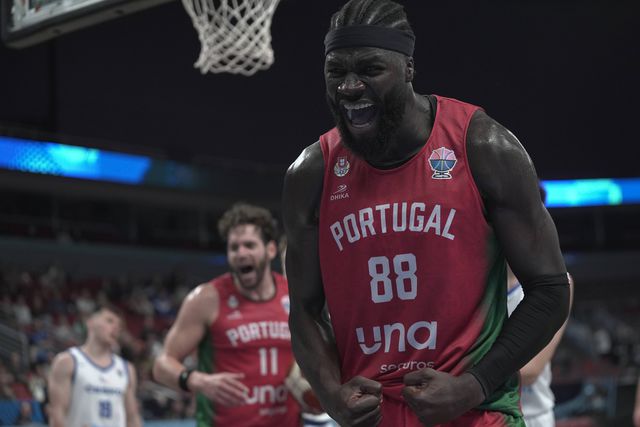 Paizão Neemias brilha na vitória sobre a Chéquia