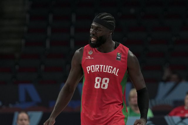 Neemias Queta durante o Portugal-Chéquia no EuroBasket