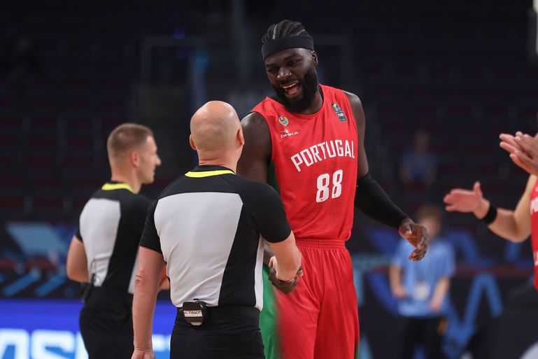 Neemias Queta durante o Portugal-Chéquia no EuroBasket