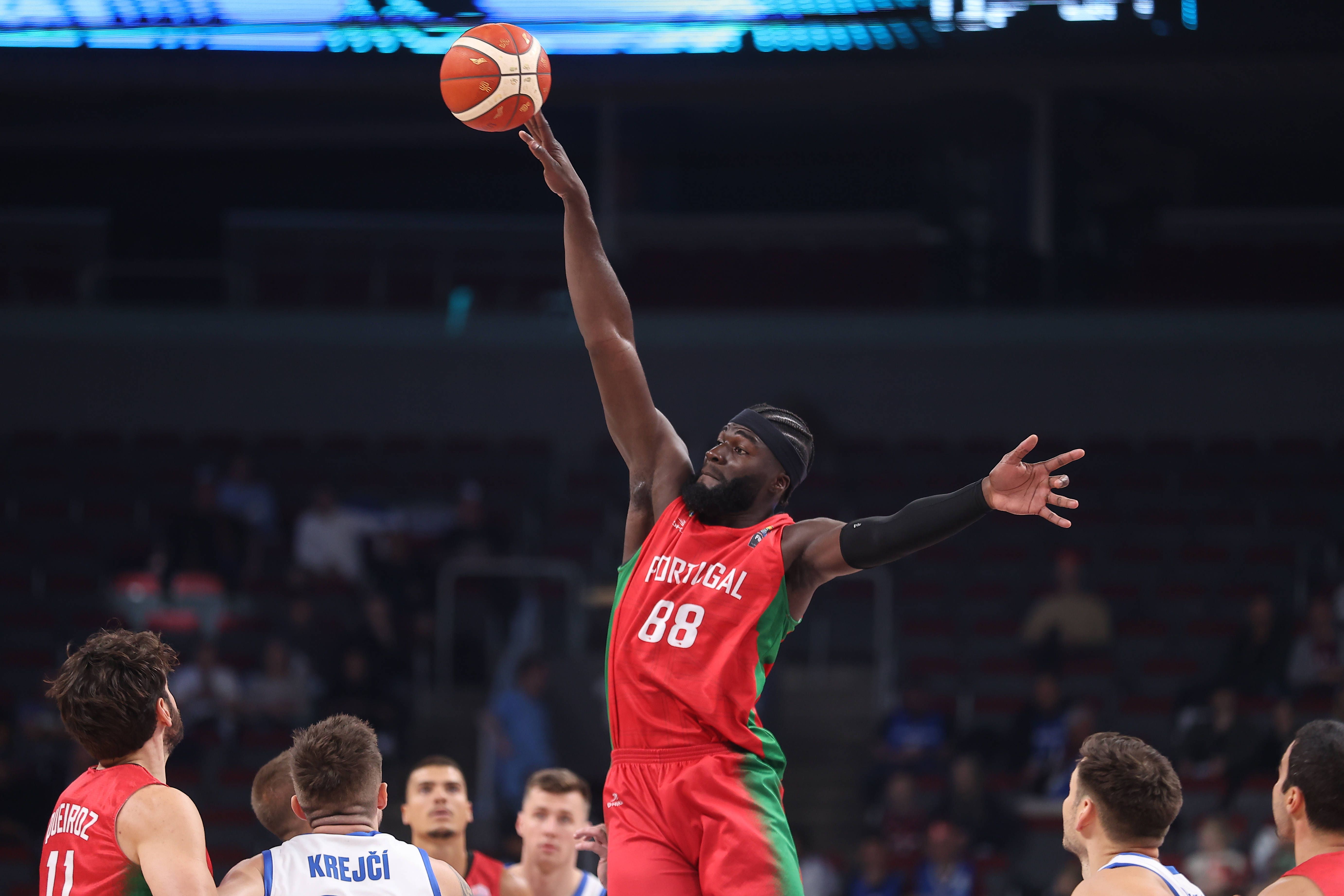 Neemias Queta durante o Portugal-Chéquia no EuroBasket