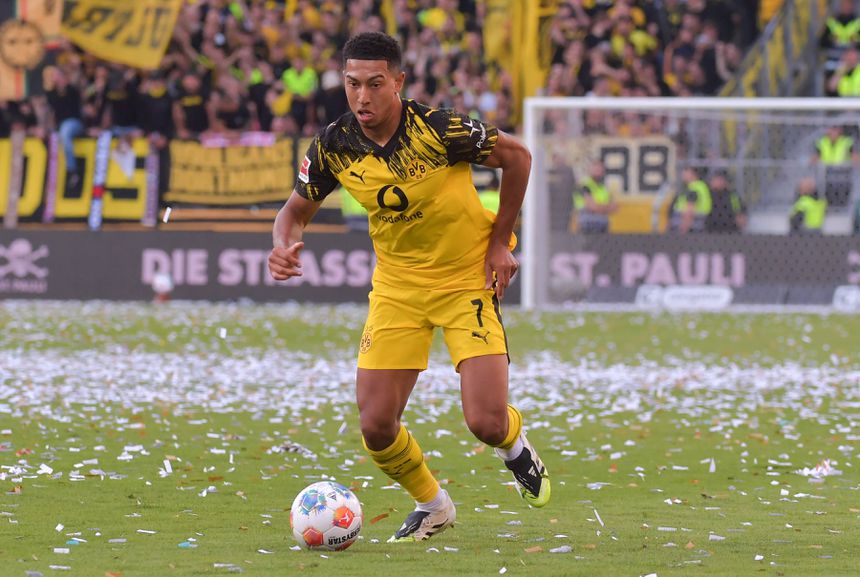 Jobe Bellingham (Borussia Dortmund) em ação diante do St Pauli