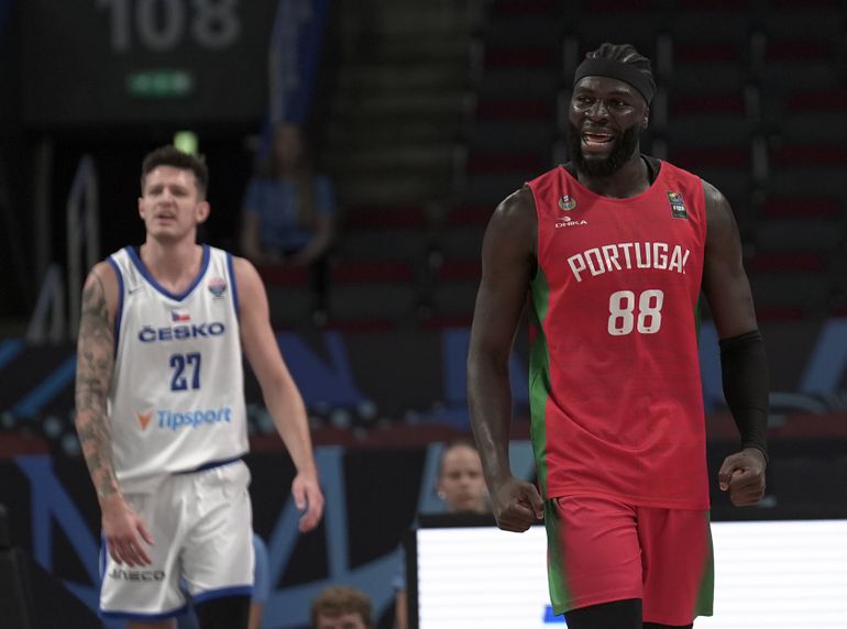 Neemias Queta durante o Portugal-Chéquia no EuroBasket