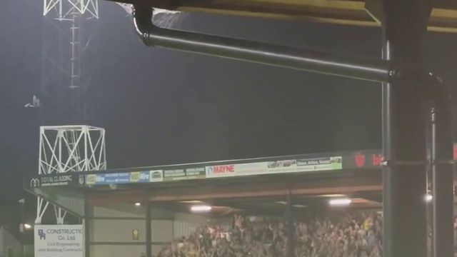 Invasão de campo depois de o Man. United ser eliminado por equipa da 4.ª divisão