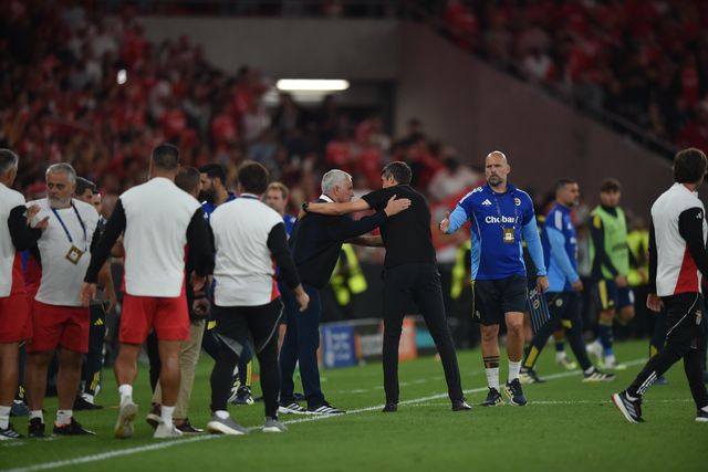 O cumprimento entre José Mourinho e Bruno Lage no final do play-off da UEFA Champions League, no qual o Benfica superou o Fenerbahçe (foto: Miguel Nunes)