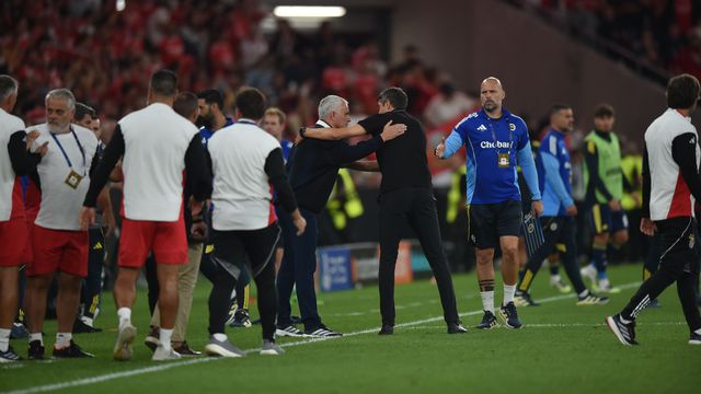 O cumprimento entre José Mourinho e Bruno Lage no final do play-off da UEFA Champions League, no qual o Benfica superou o Fenerbahçe (foto: Miguel Nunes)