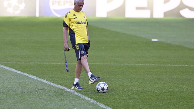 José Mourinho num treino do Fenerbahçe