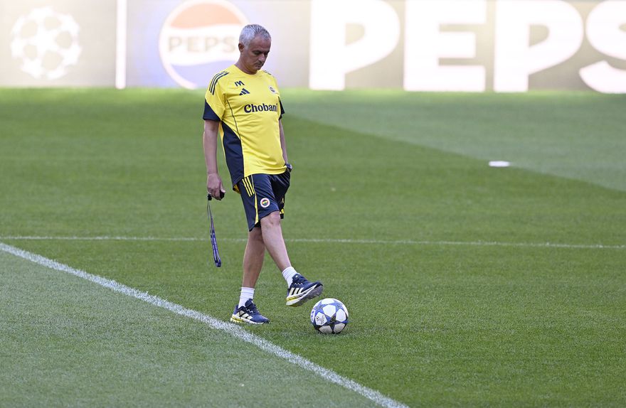 José Mourinho num treino do Fenerbahçe