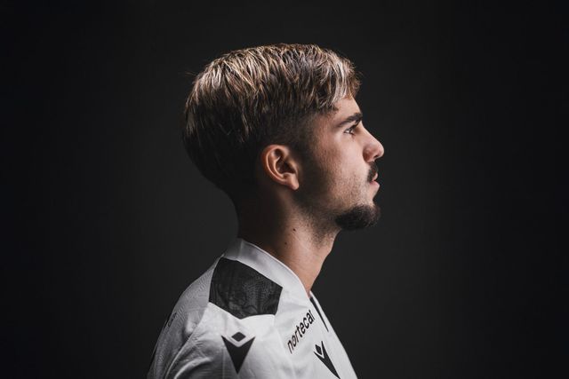 Jovem lateral-direito romeno aumenta o leque de opções de Luís Pinto (Foto: Vitória SC)