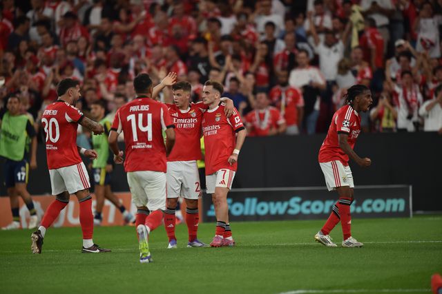 Há um Mundo inteiro entre as duas equipas (crónica)