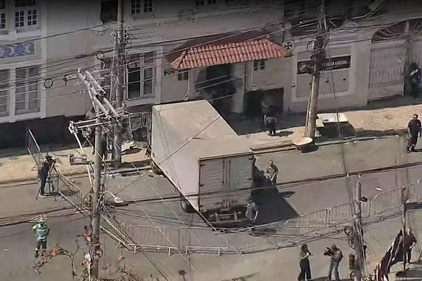 Camião colide com a entrada do Estádio do Vasco da Gama e deixa três feridos