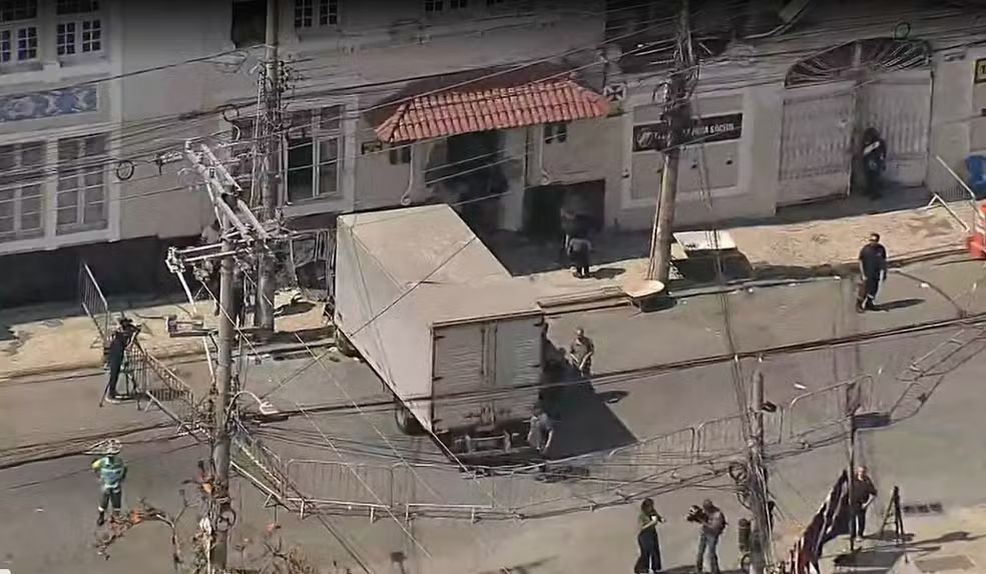 Camião colide com a entrada do Estádio do Vasco da Gama e deixa três feridos