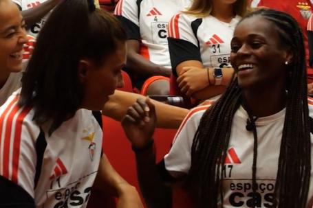 Diana Silva anuncia gravidez e emociona balneário do Benfica (vídeo)