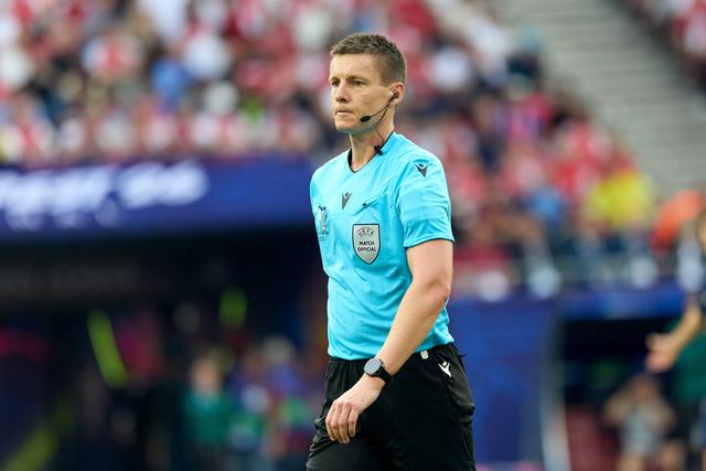 Daniel Siebert apitou o duelo entre Aarhus e Benfica - Foto: IMAGO