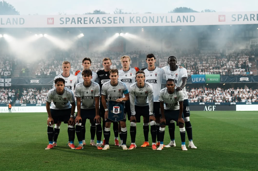 O onze do Aarhus - Foto: SL Benfica