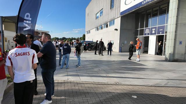 Benfiquistas esperam a equipa, na Dinamarca