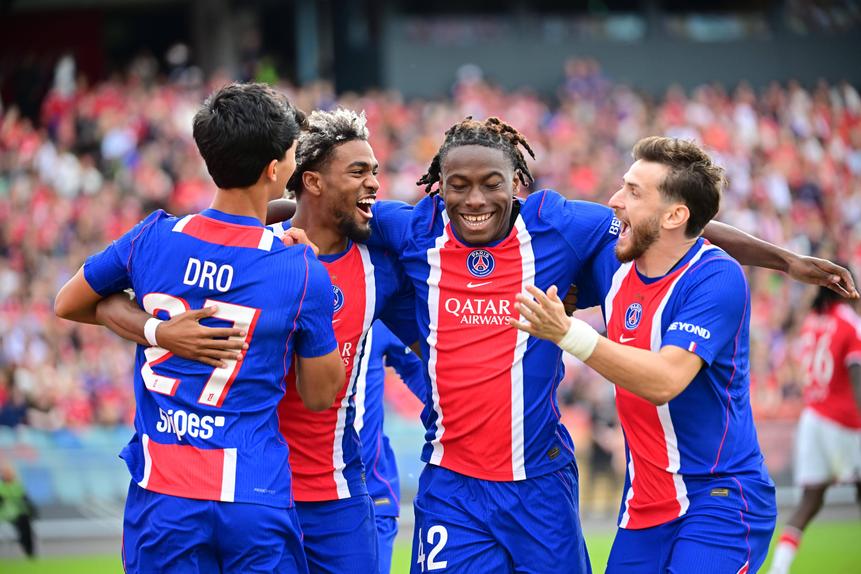 David Boly, produto da formação parisiense, festeja golo com os colegas
