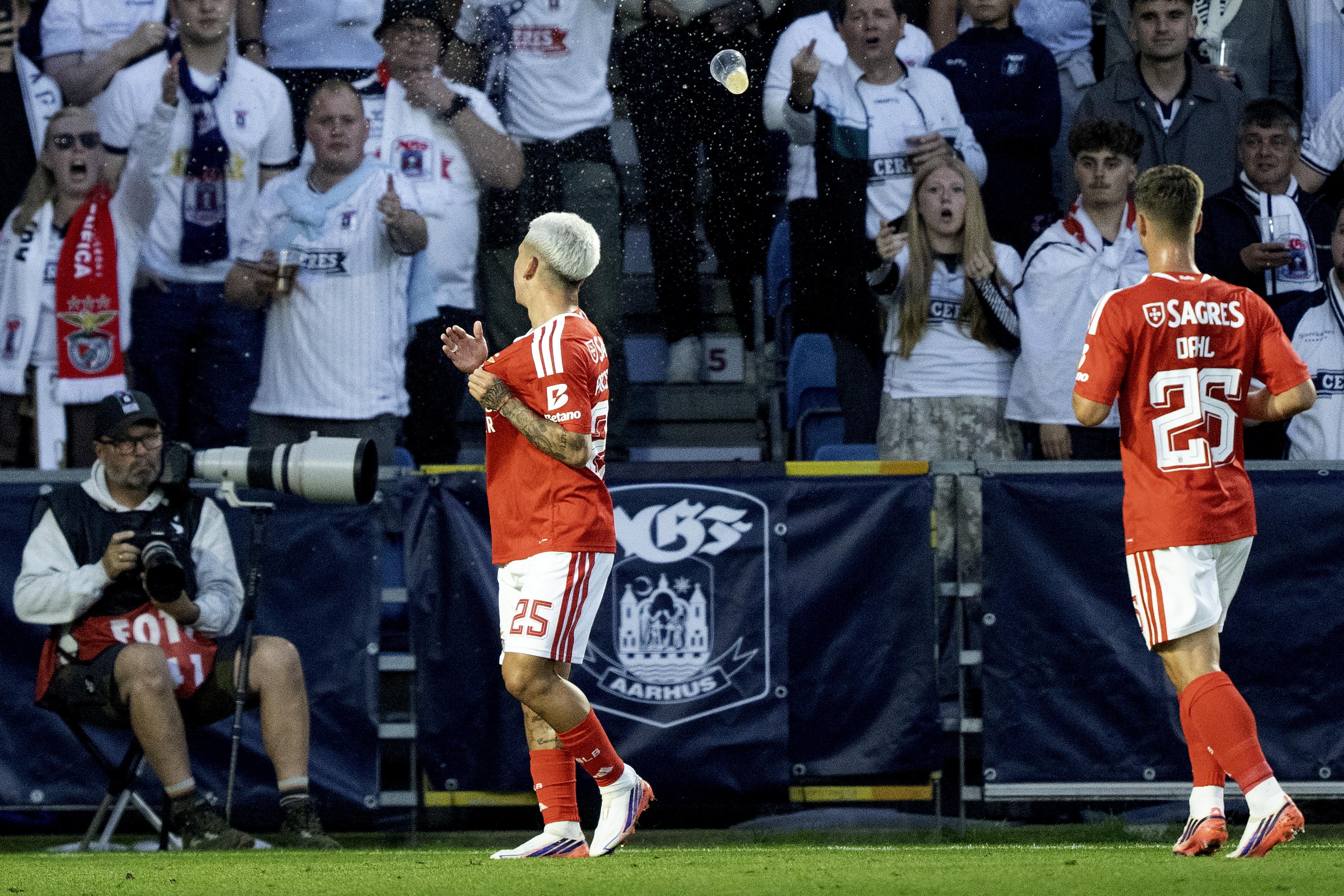 Prestianni festeja o primeiro golo do Benfica em Randers — Foto: RITZAU SCANPIX/EPA
