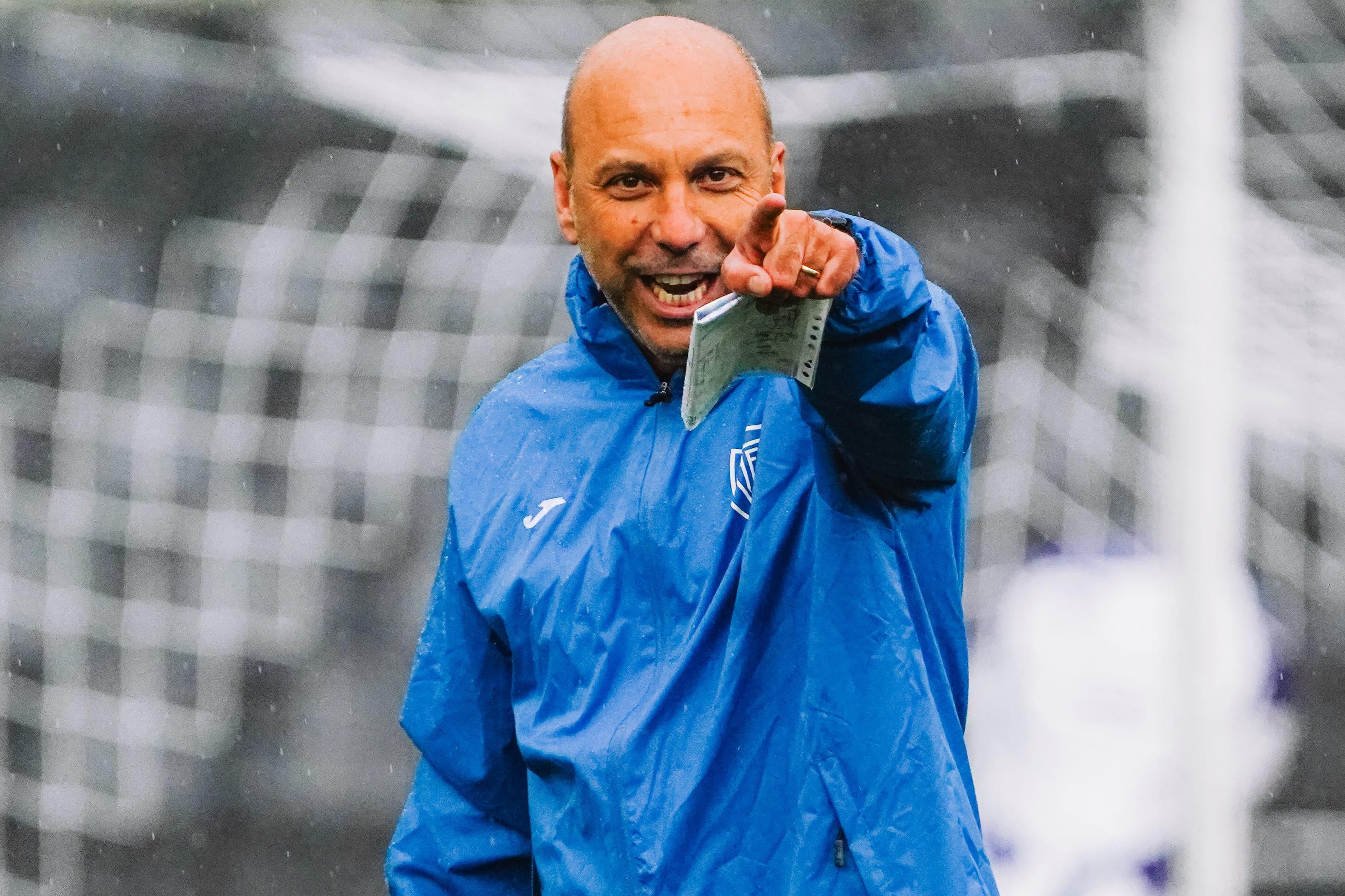Bruno Pinheiro prepara o embate do Académico de Viseu diante do FC Porto, sábado, no Fontelo — Foto: Académico de Viseu