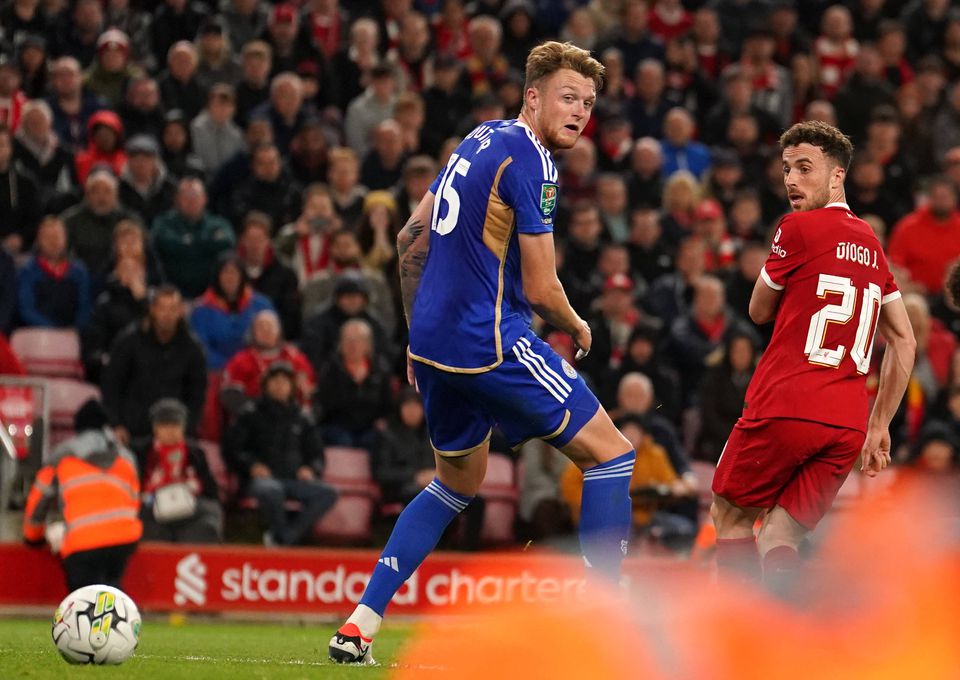 Se não é para Puskás anda lá perto: que golo de Diogo Jota em Anfield (vídeo)