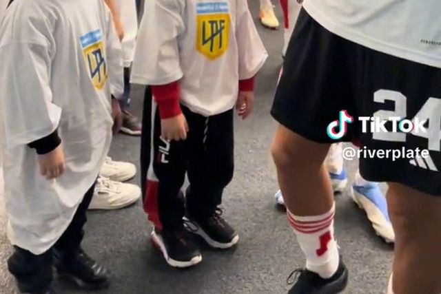 Emocionante: jovem adepto conhece Enzo Pérez e oferece-lhe um presente