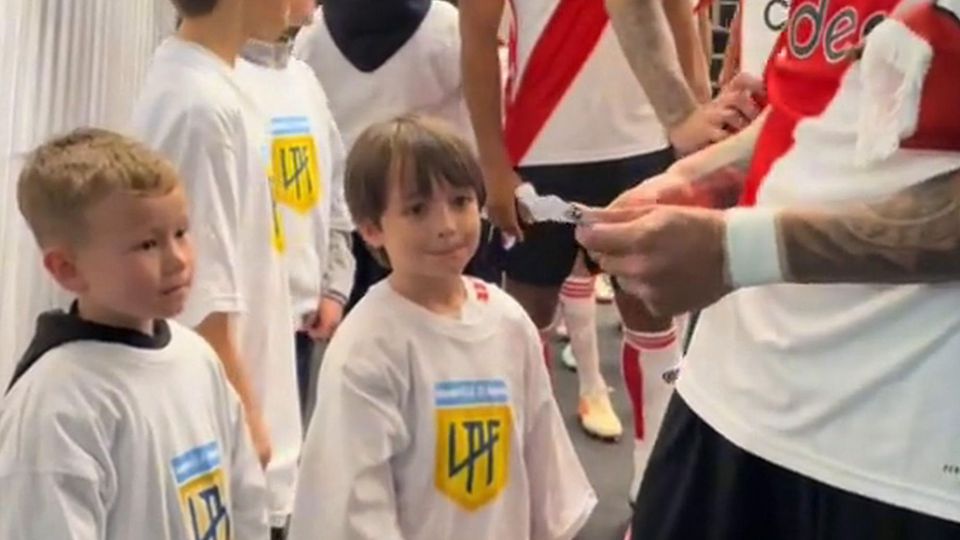 Emocionante: jovem adepto conhece Enzo Pérez e oferece-lhe um presente