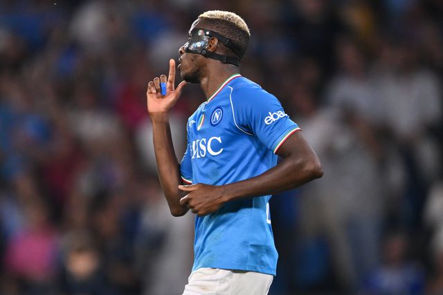 Horas loucas para Osimhen: ignora colegas, recusa bater penálti, marca e sai ovacionado