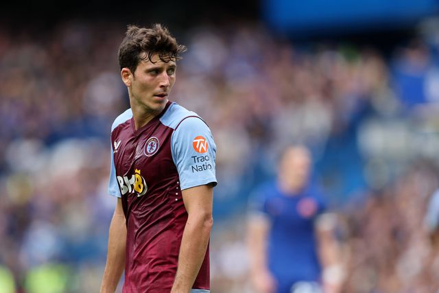 «Encharcados»: Jogadores do Aston Villa queixam-se da qualidade das camisolas