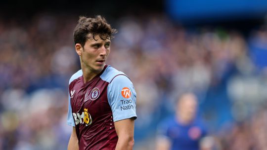 «Encharcados»: Jogadores do Aston Villa queixam-se da qualidade das camisolas