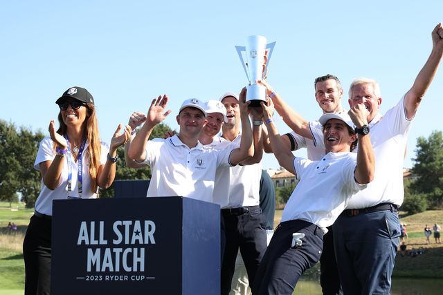 Djokovic troca ténis por golfe e imita... Ronaldo (vídeo)