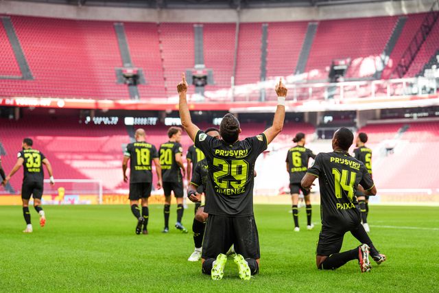 Na conclusão do clássico neerlandês, Feyenoord goleia Ajax com hat-trick de alvo do Benfica