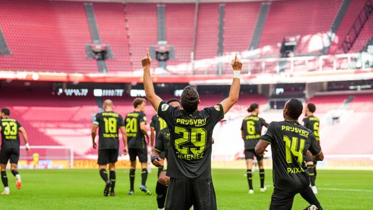 Na conclusão do clássico neerlandês, Feyenoord goleia Ajax com hat-trick de alvo do Benfica